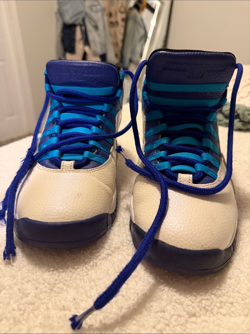 Air Jordan retro charlotte Sneakers in Cream and Blue